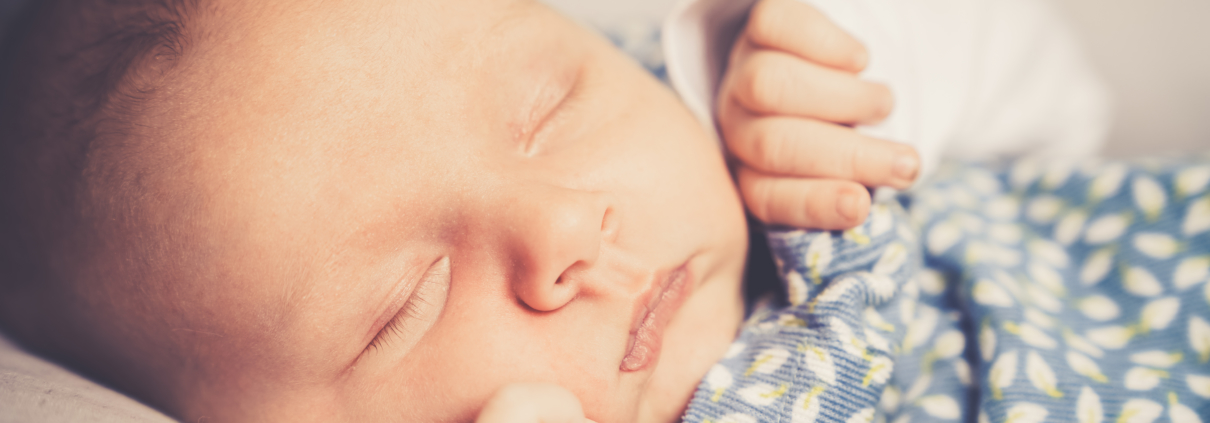 Newborn Fotoshooting, entspanntes und schlafendes Baby