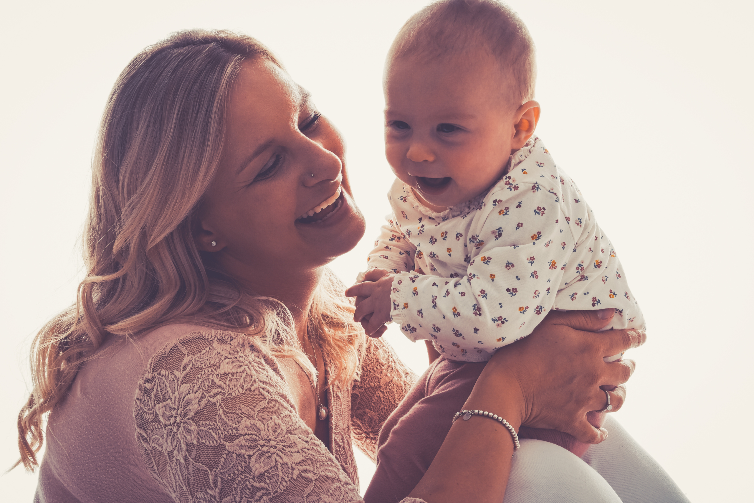 Baby Fotoshooting im Baby Fotostudio mit Mama, lachen und toben