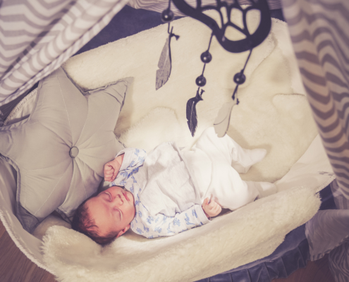 Baby in Babywiege beim Newborn Fotoshooting