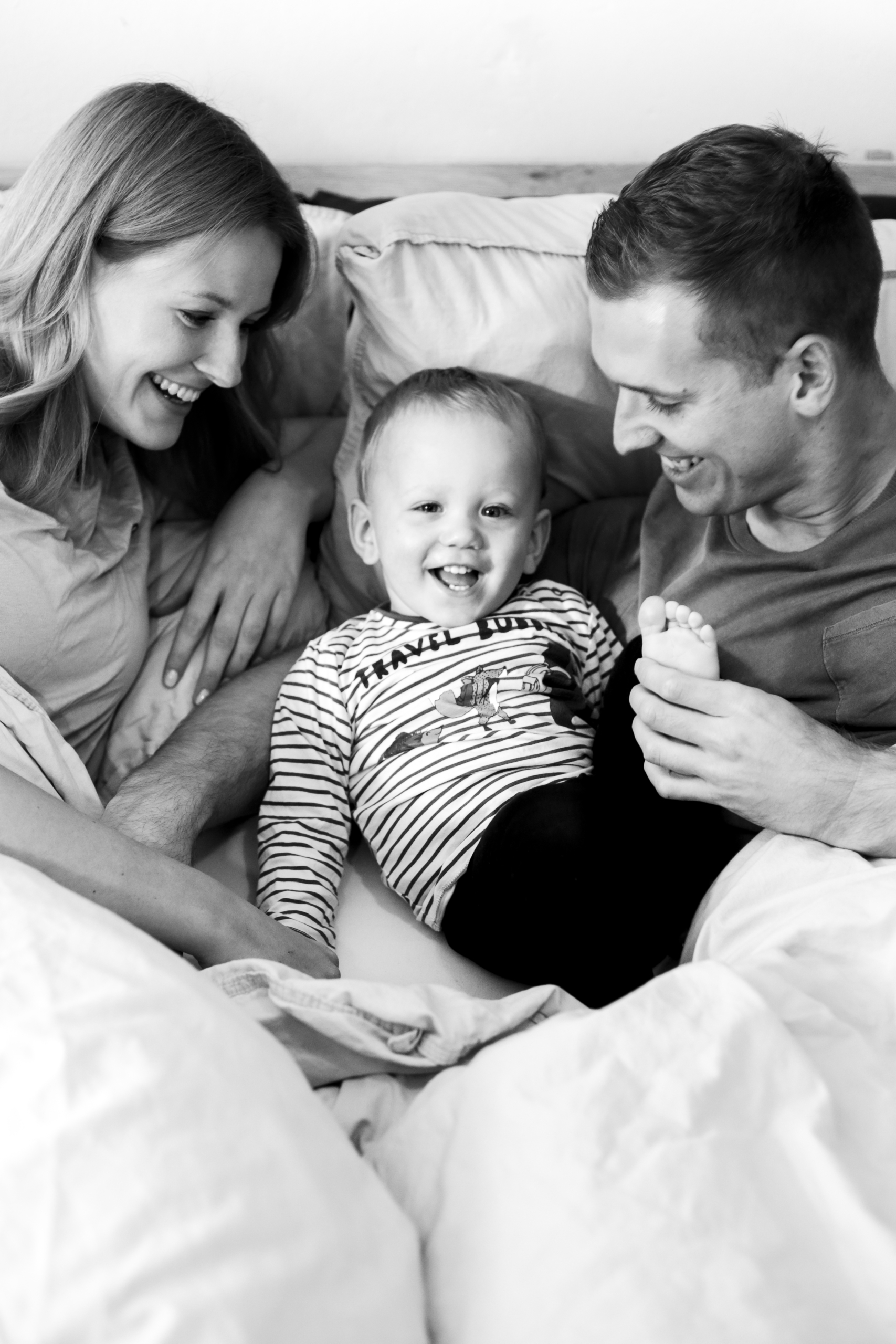 Homeshooting Familie Mama, Kind und Papa im Bett
