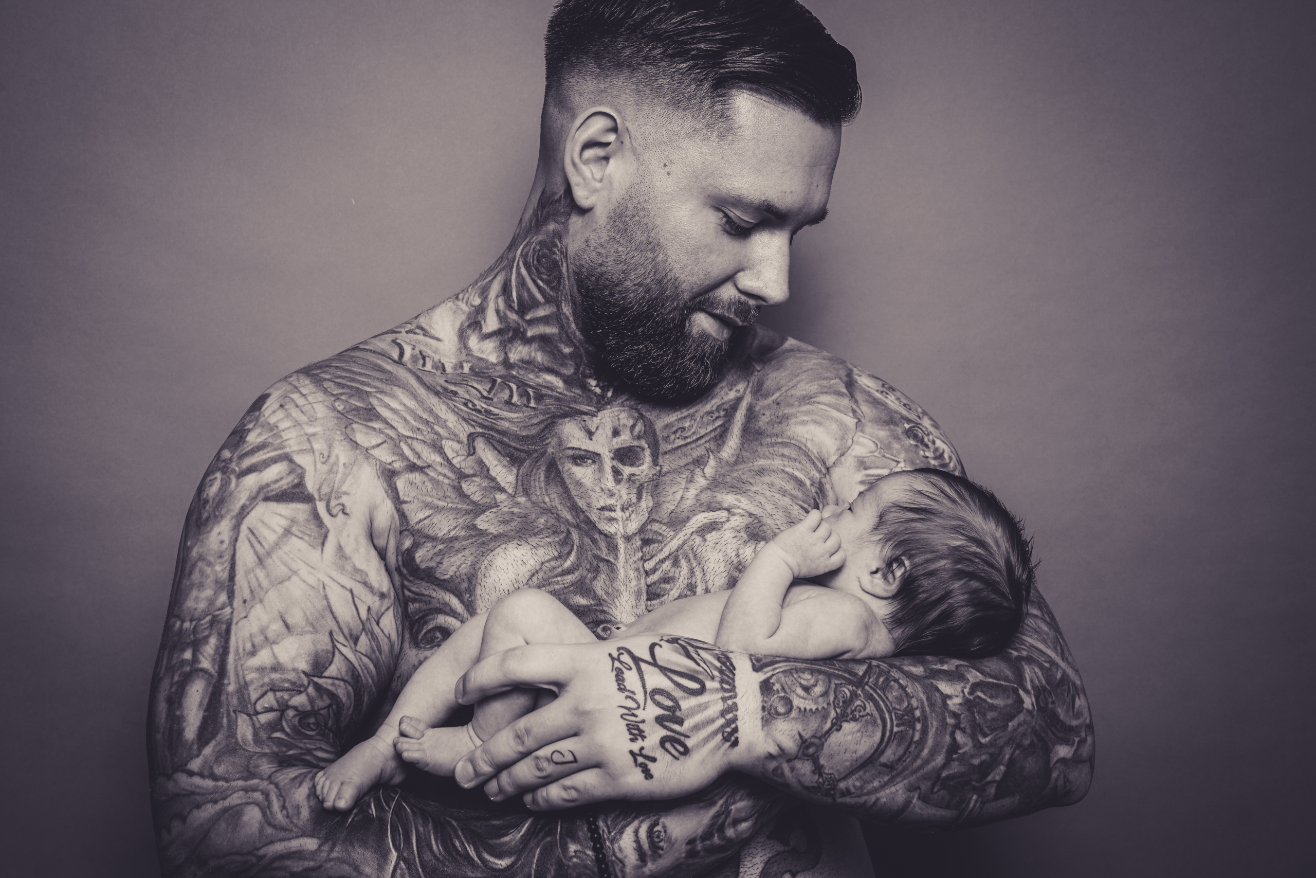 Stolzer Papa mit Tattoos, Newborn Fotoshooting